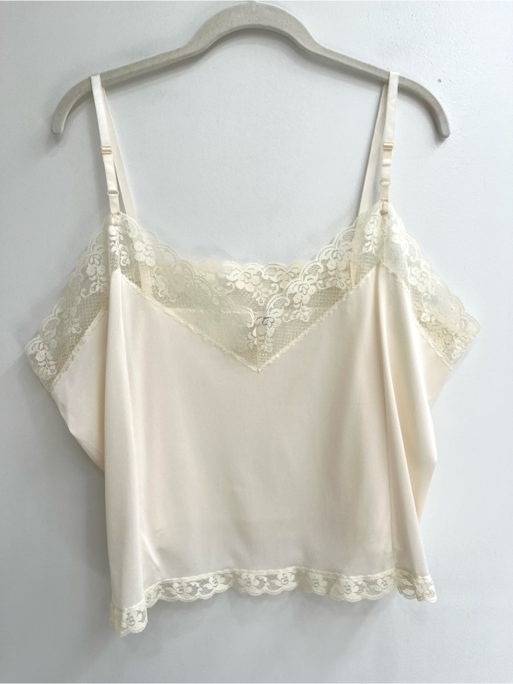 Vintage Bari ivory lace-trimmed nylon cami features an ILGWU union label size 44